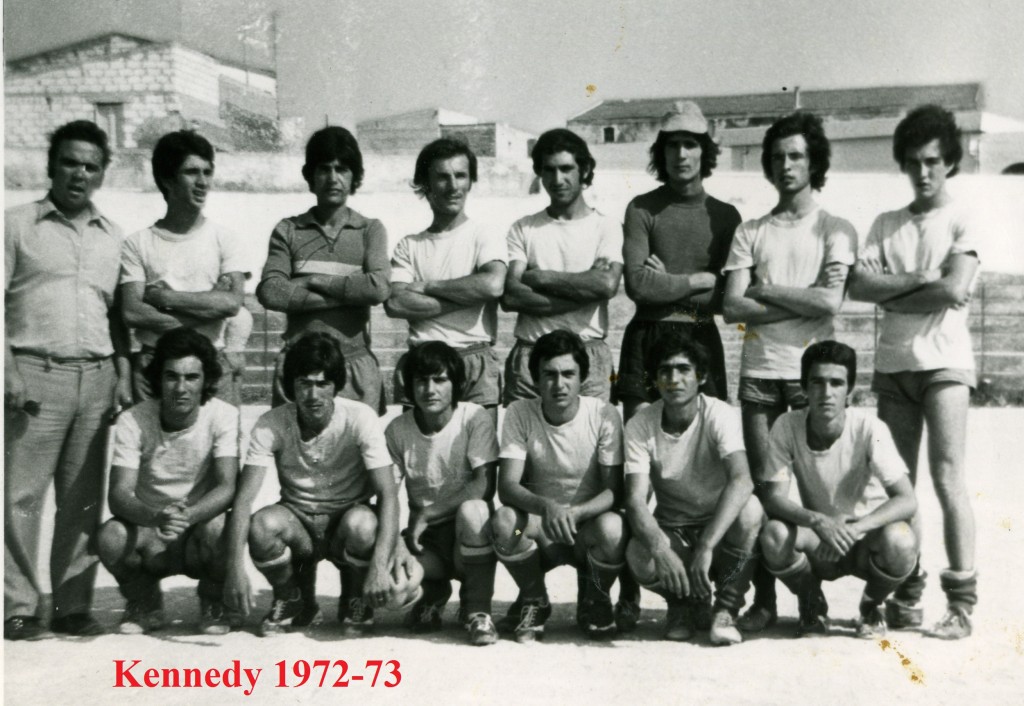 Kennedy 1972-73 contro la Wilier (2-1). Piras, Fenu, Ladinetti, Stoccoro, Cabras, Meloni, Dessole II, Dessole I. Secchi, Cau, Cagnoni, Mulas, Pinna, Fois. 10 giu. 1973.