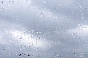 26717543-Gocce-di-pioggia-su-un-vetro-della-finestra-in-una-giornata-piovosa-Archivio-Fotografico