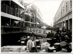 L'imbarco dei bagagli degli emigranti sul piroscafo “Tomaso di Savoia” del Lloyd Sabaudo. 1919